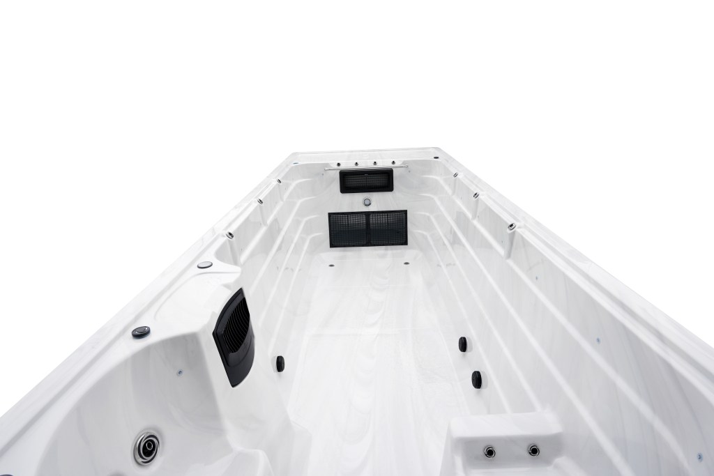 Innenansicht des Hanscraft Whirlpool Swim SPA Freya mit einem schlanken, weißen Design, das Platz für Schwimmer und Hydrotherapie bietet.