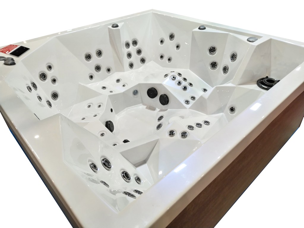 Whirlpool-Modell DIAMOND der Okandinavia-Serie mit Sitz- und Liegeplätzen sowie Massagedüsen.