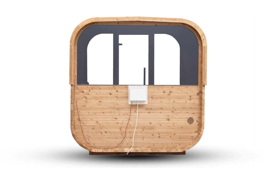 Frontansicht der Hanscraft QUADRA X Außensauna mit markanter Form, vollverglaster Front und elektrischer Steuerung.