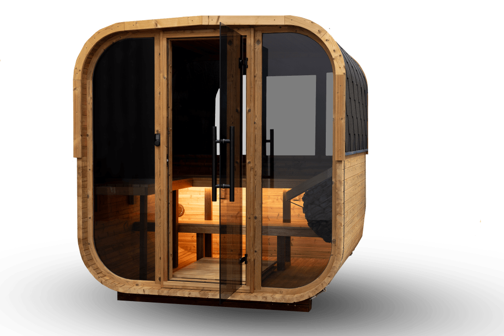 Die Außensauna QUADRA X mit vollverglaster Front, Holzverkleidung und Zugangstür, konzipiert für 2-4 Personen.